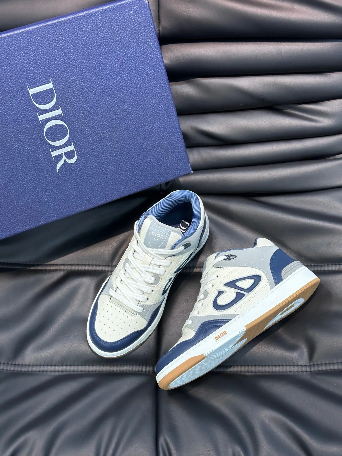 Ex-factory price: 440💰DIOB57 mid-top sneakers are shipped. This B57 mid-top sneaker is a new product in the 2024 spring men's wear series. It reinterprets the basketball shoe design and has become a classic item of Dior. Mid-top lace-up style crafted from color-blocked cow leather with contrasting suede and a CD logo displayed on the side. The tongue is decorated with the Dior B57 logo, and various distinctive details enhance the style. The CD logo eyelet details, upper stitching and rubber panels highlight the dynamic charm of its sports style. With two-color rubber sole, mesh fabric lining and cotton lining for foot padding, the upper foot is comfortable and breathable. Can be paired with a variety of clothing to create a sophisticated look. Code 38-44, (45 can be customized)